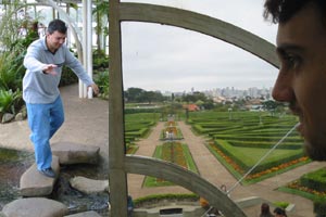 É claro que eu tinha que fazer micagem. E o Lello com cara de apaixonado...